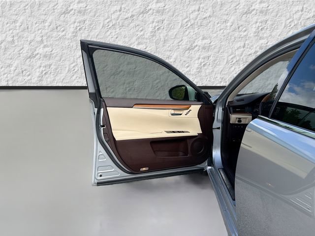 Used 2016 Lexus ES 300h w/ Luxury Package w/Wood Trim image 21