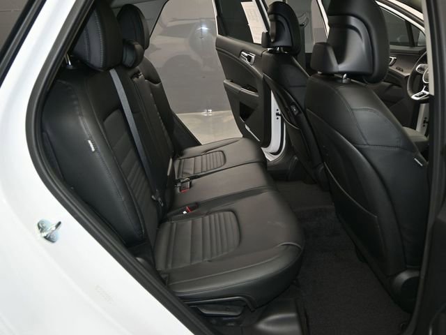 Used 2025 Kia Sportage SX image 15