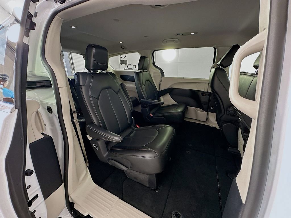 Used 2024 Chrysler Pacifica Touring-L image 26