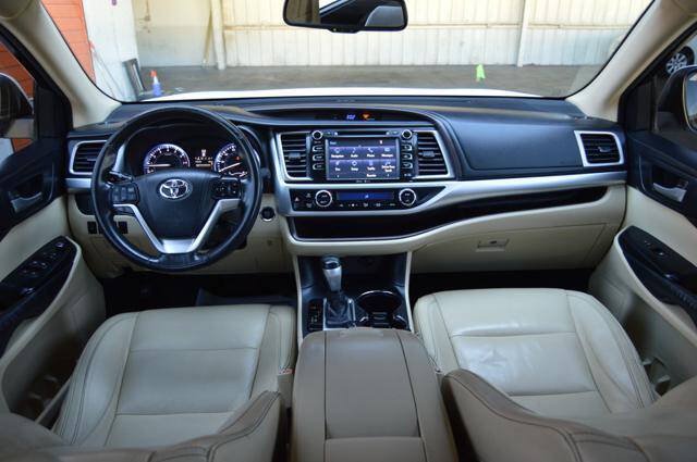 Used 2015 Toyota Highlander XLE FWD image 16