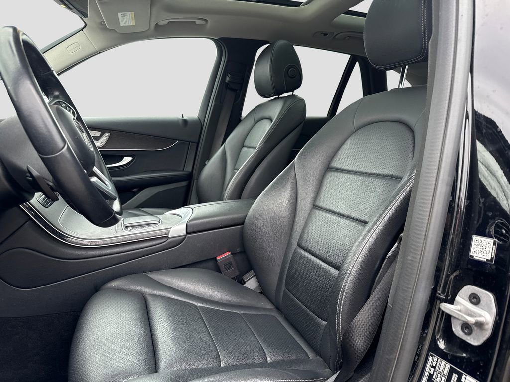 Used 2022 Mercedes-Benz GLC 300 4MATIC w/ Premium Package Lite image 11