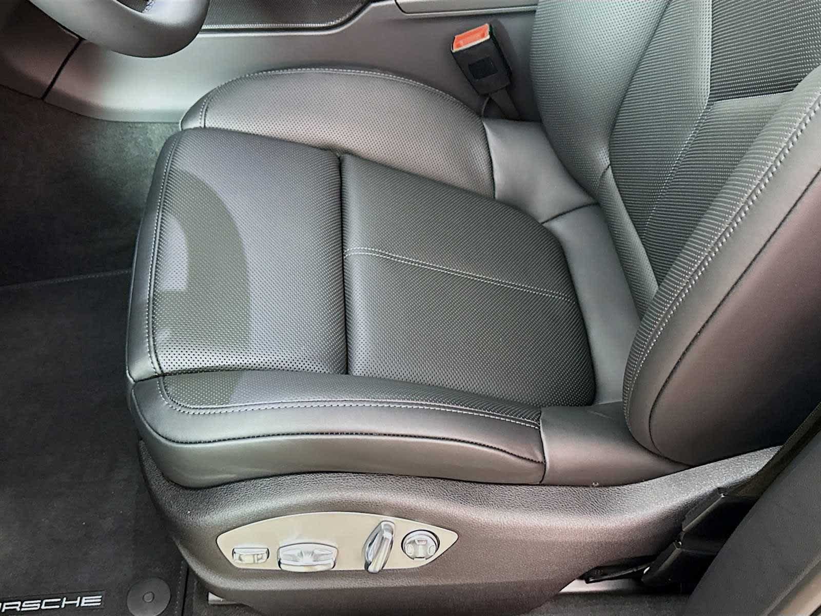 New 2025 Porsche Macan AWD/4WD image 15
