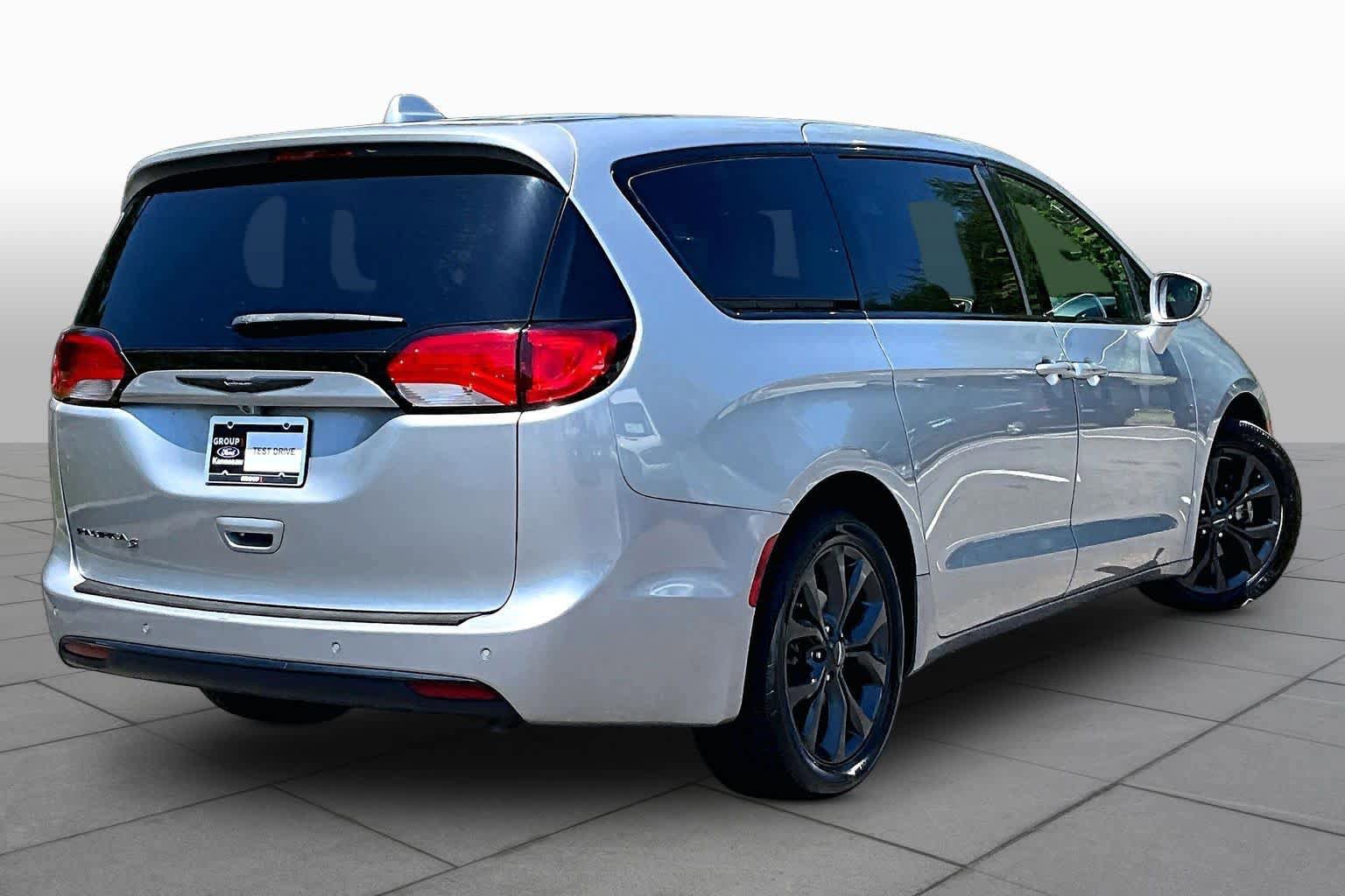Used 2019 Chrysler Pacifica Touring Plus w/ S Appearance Package FWD image 13