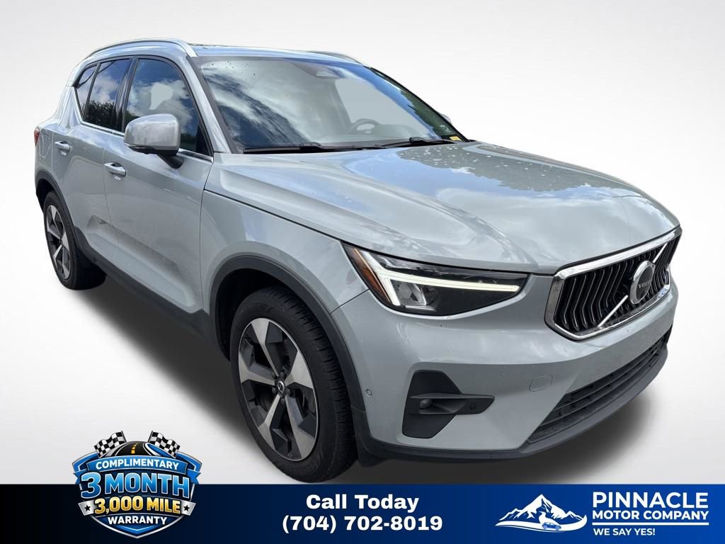 Used 2024 Volvo XC40 B5 Plus AWD/4WD image 1