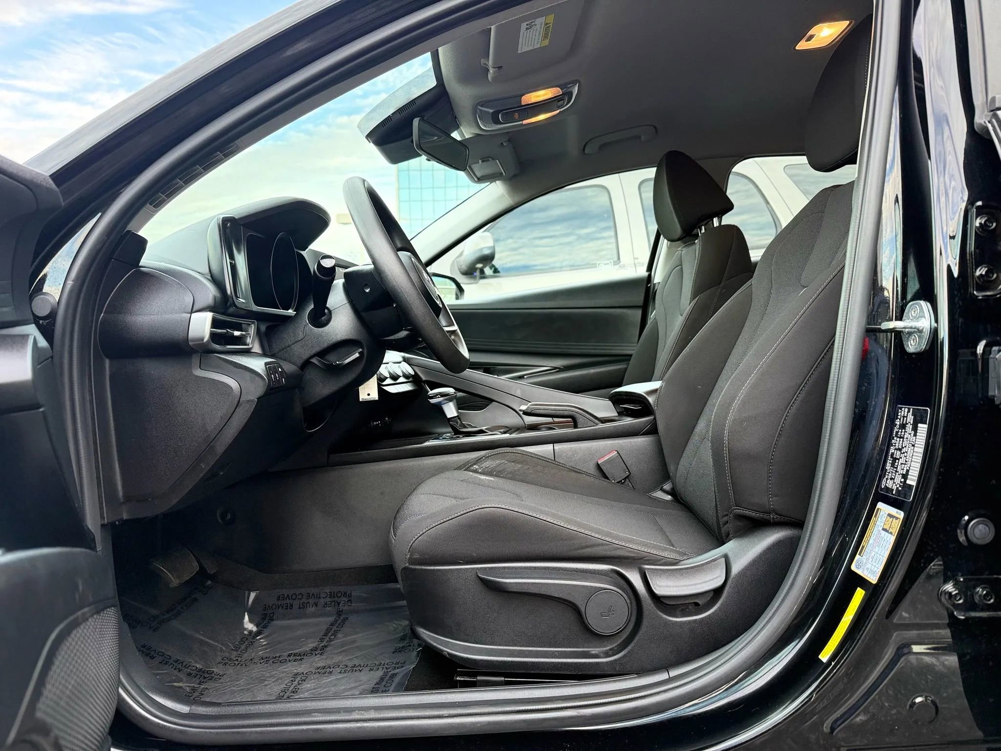 Used 2021 Hyundai Elantra SE w/ Cargo Package image 10