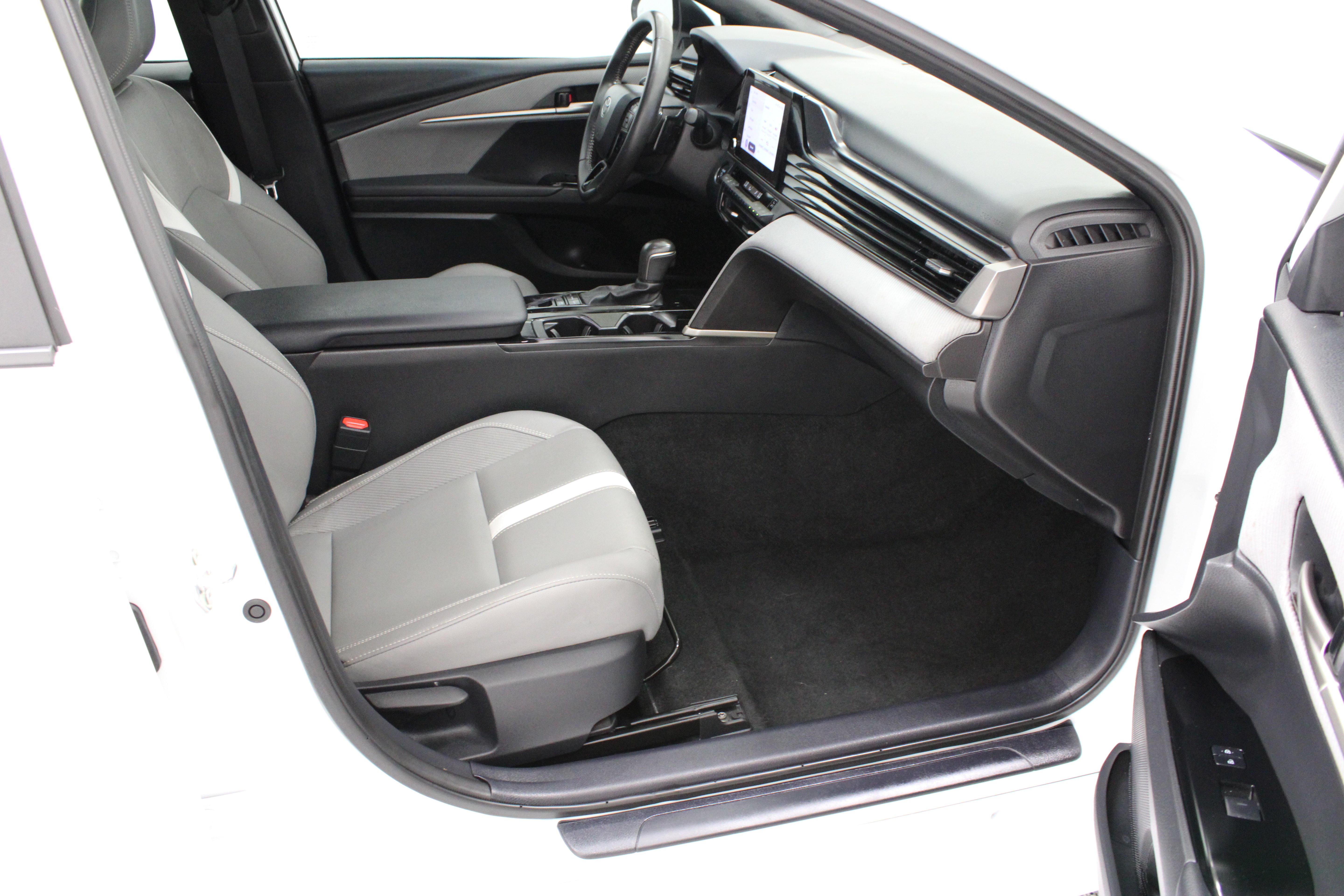 Used 2025 Toyota Camry SE w/ Convenience Package FWD image 36