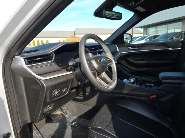 Used 2024 Jeep Grand Cherokee L Limited w/ Luxury Tech Group II image 16