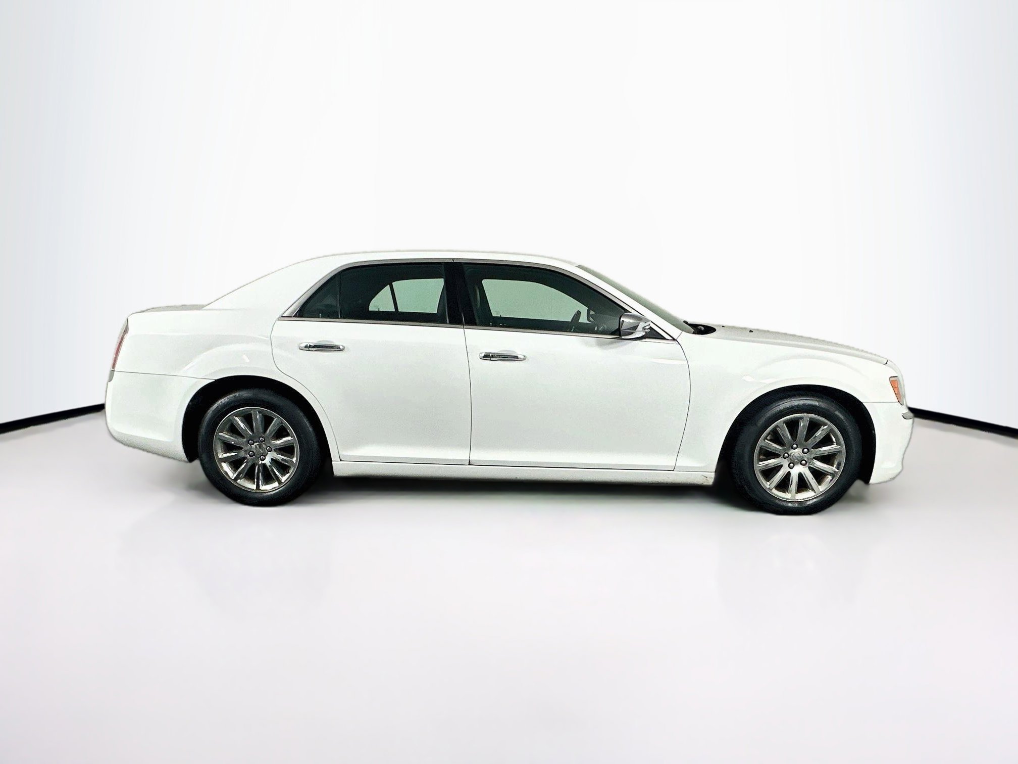 Used 2014 Chrysler 300 C RWD image 10