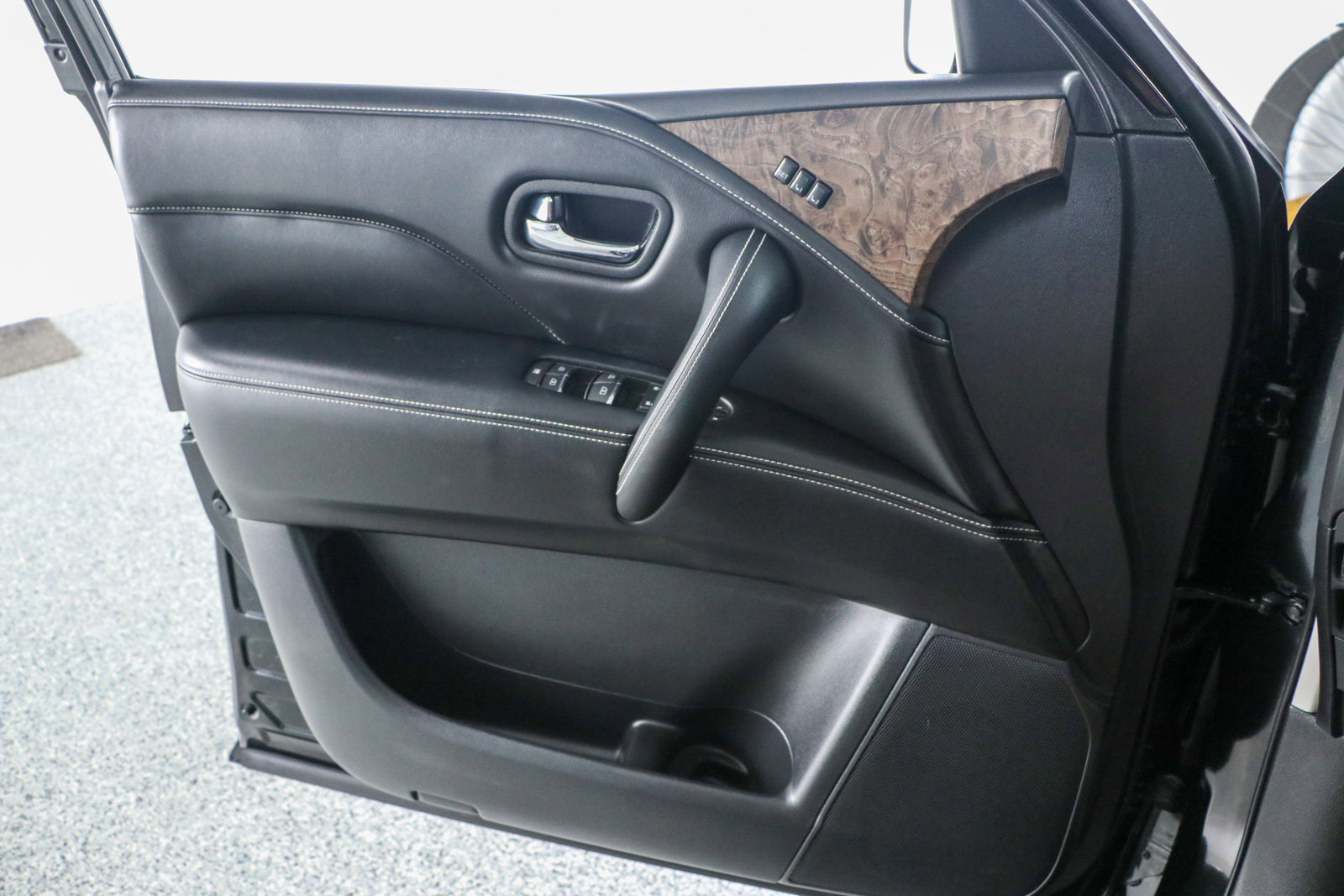 Used 2024 INFINITI QX80 Premium Select w/ All-Season Package image 28