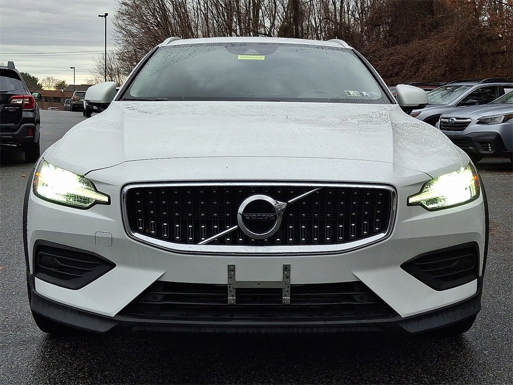 Used 2020 Volvo V60 T5 Cross Country image 2