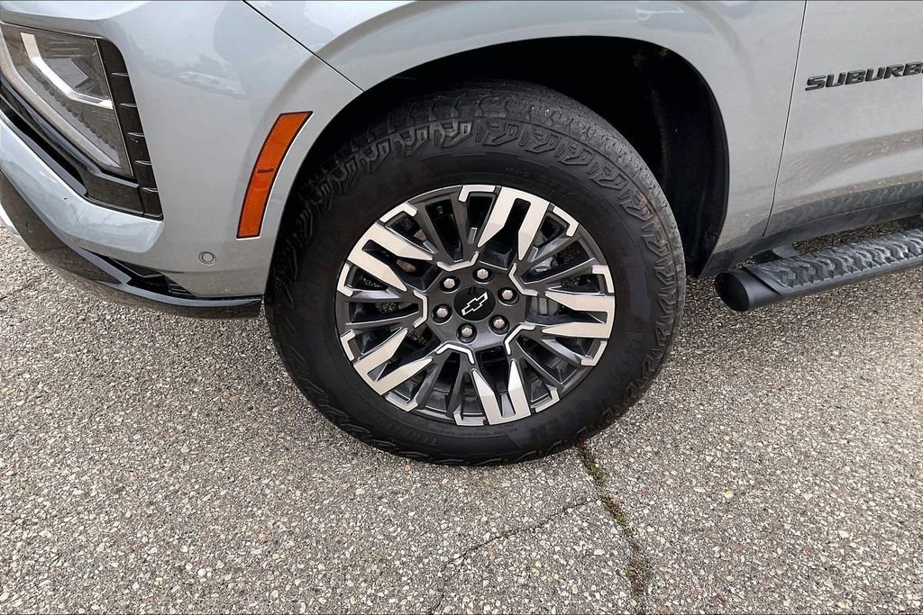 Used 2025 Chevrolet Suburban Z71 AWD/4WD image 4