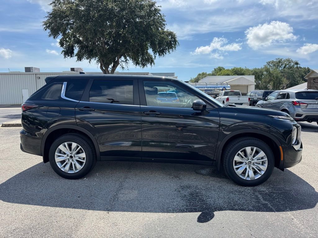 New 2025 Mitsubishi Outlander ES image 9
