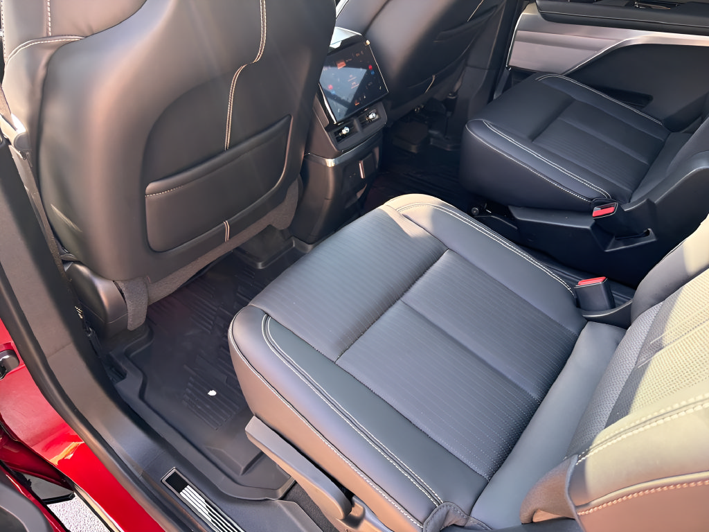 Certified 2026 Cadillac Vistiq Sport w/ LPO, Floor Liner Package AWD/4WD image 36