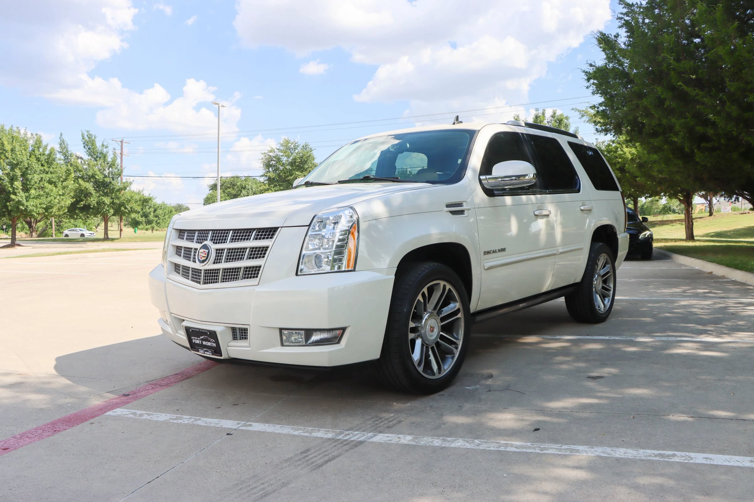 Used 2014 Cadillac Escalade Premium RWD image 3