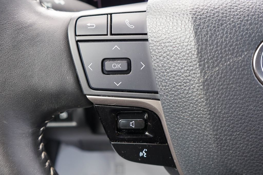 Used 2025 Toyota Camry SE FWD image 13