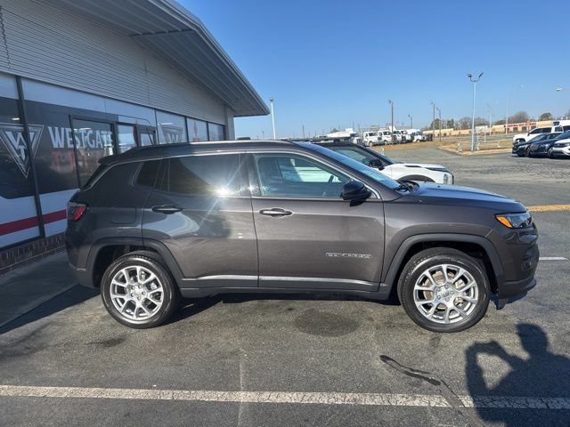 Used 2022 Jeep Compass Latitude AWD/4WD image 3