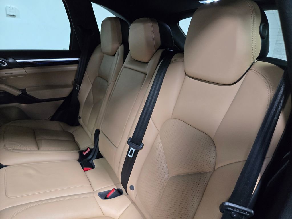 Used 2018 Porsche Cayenne image 32