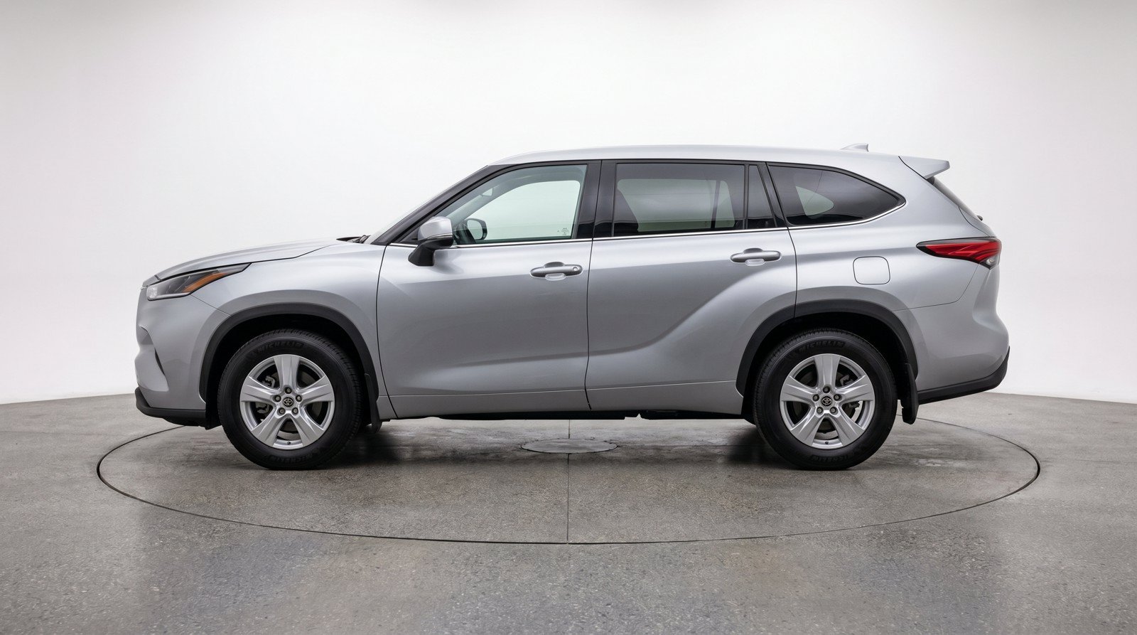 Used 2025 Toyota Highlander LE FWD image 5