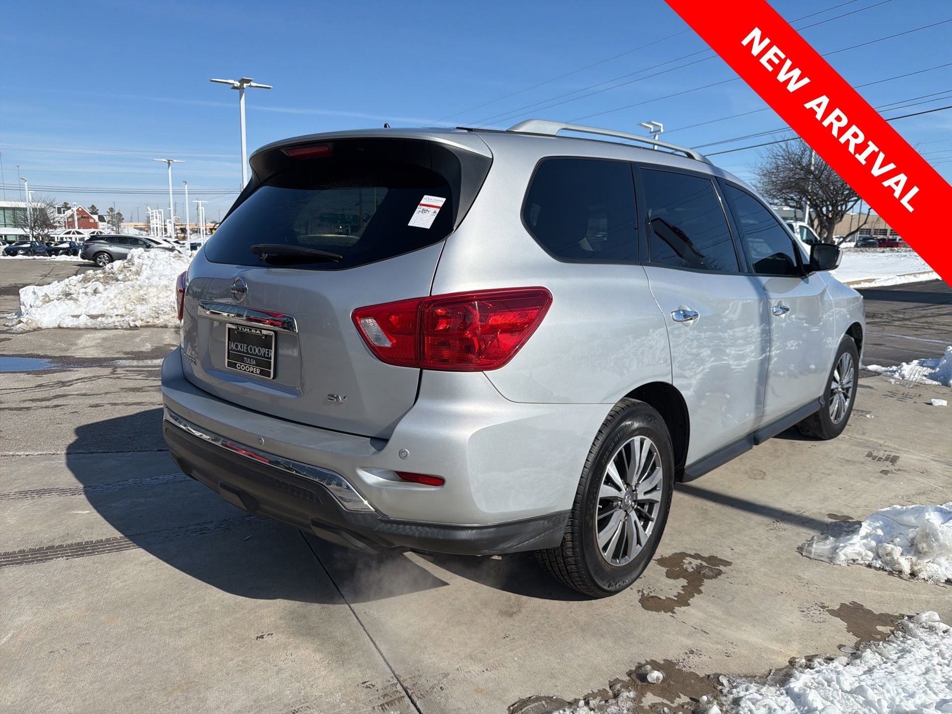 Used 2018 Nissan Pathfinder SV image 4