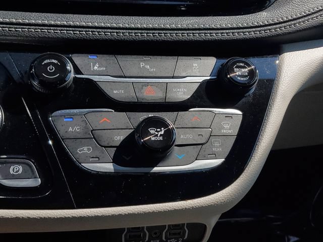 Used 2023 Chrysler Pacifica Touring-L FWD image 28