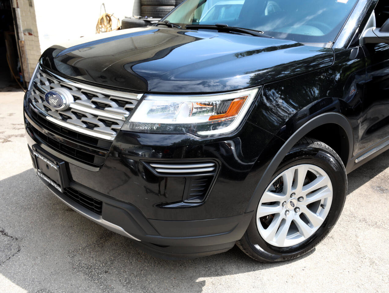 Used 2018 Ford Explorer XLT image 2