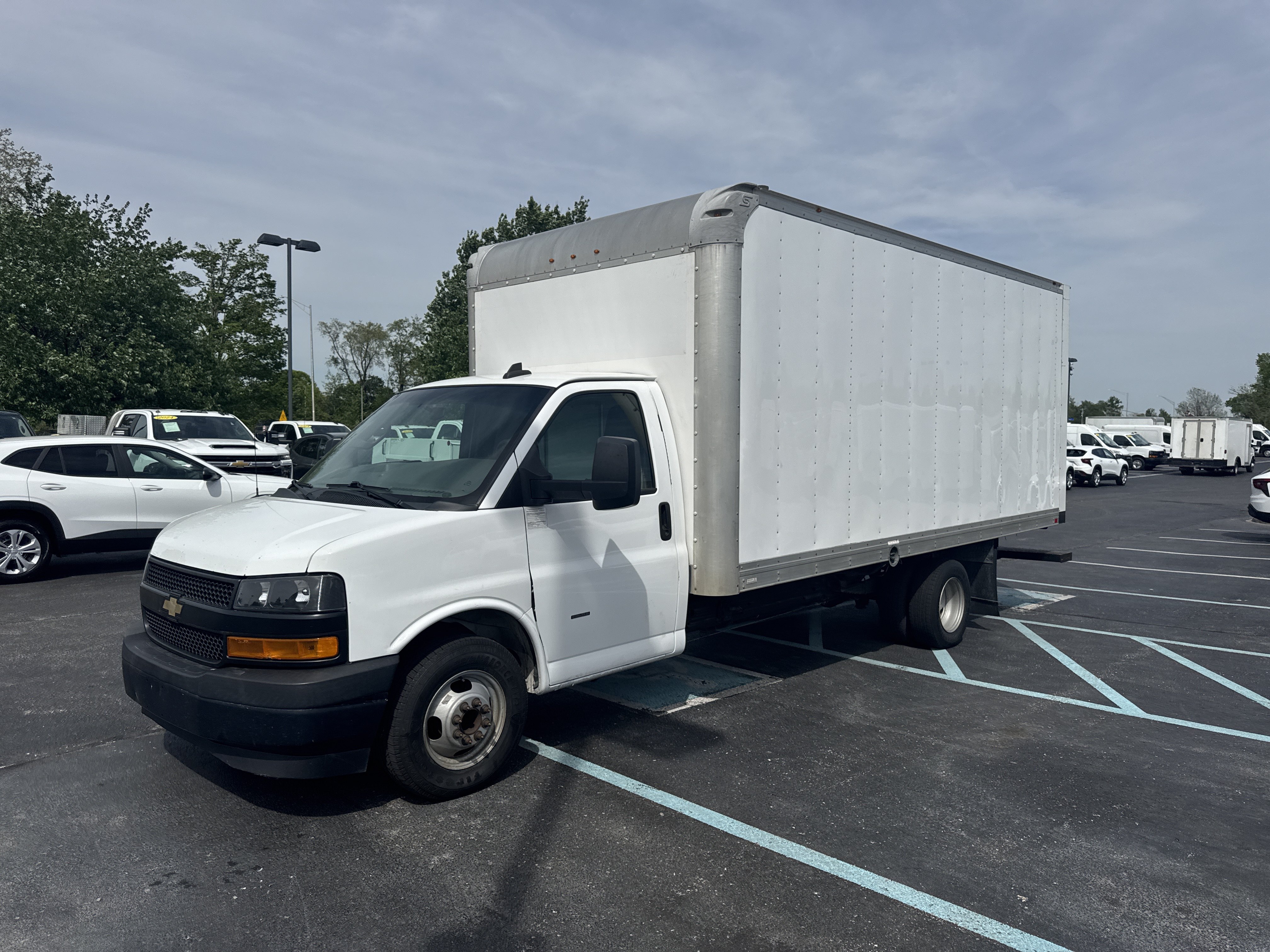 Used 2018 Chevrolet Express 3500 Extended w/ Driver Convenience Package RWD image 9
