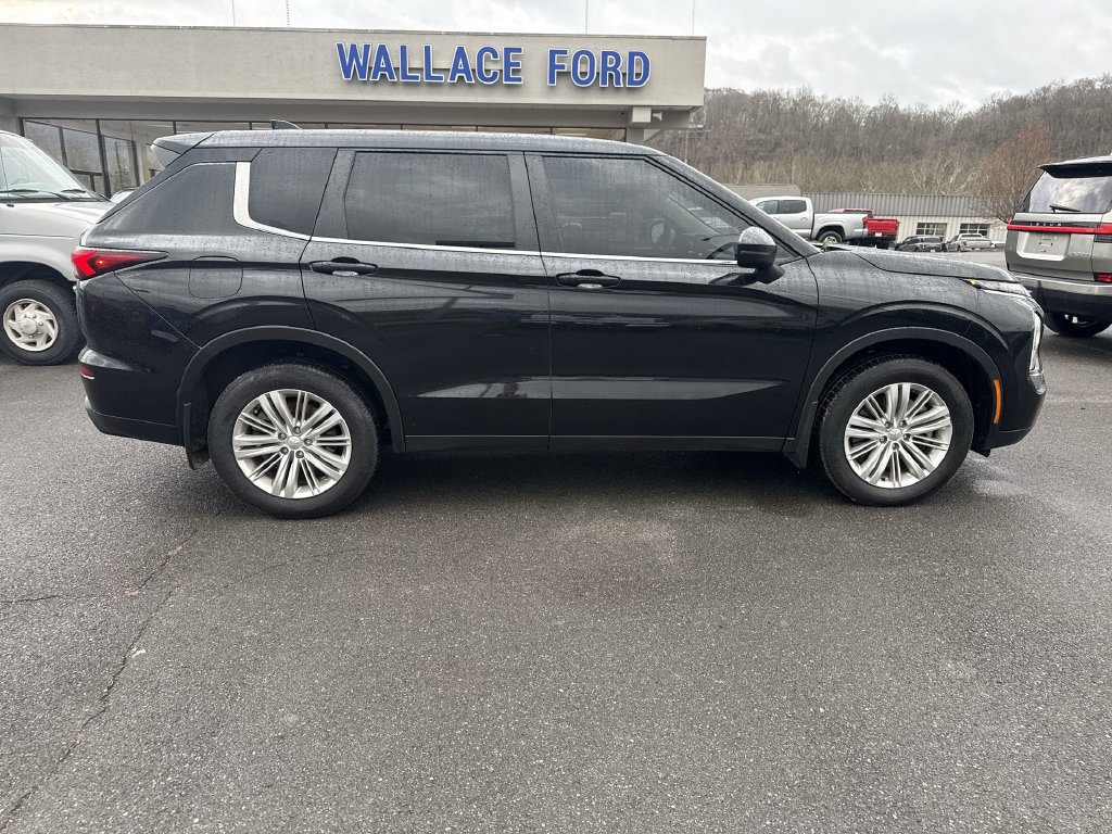 Used 2023 Mitsubishi Outlander ES AWD/4WD image 4