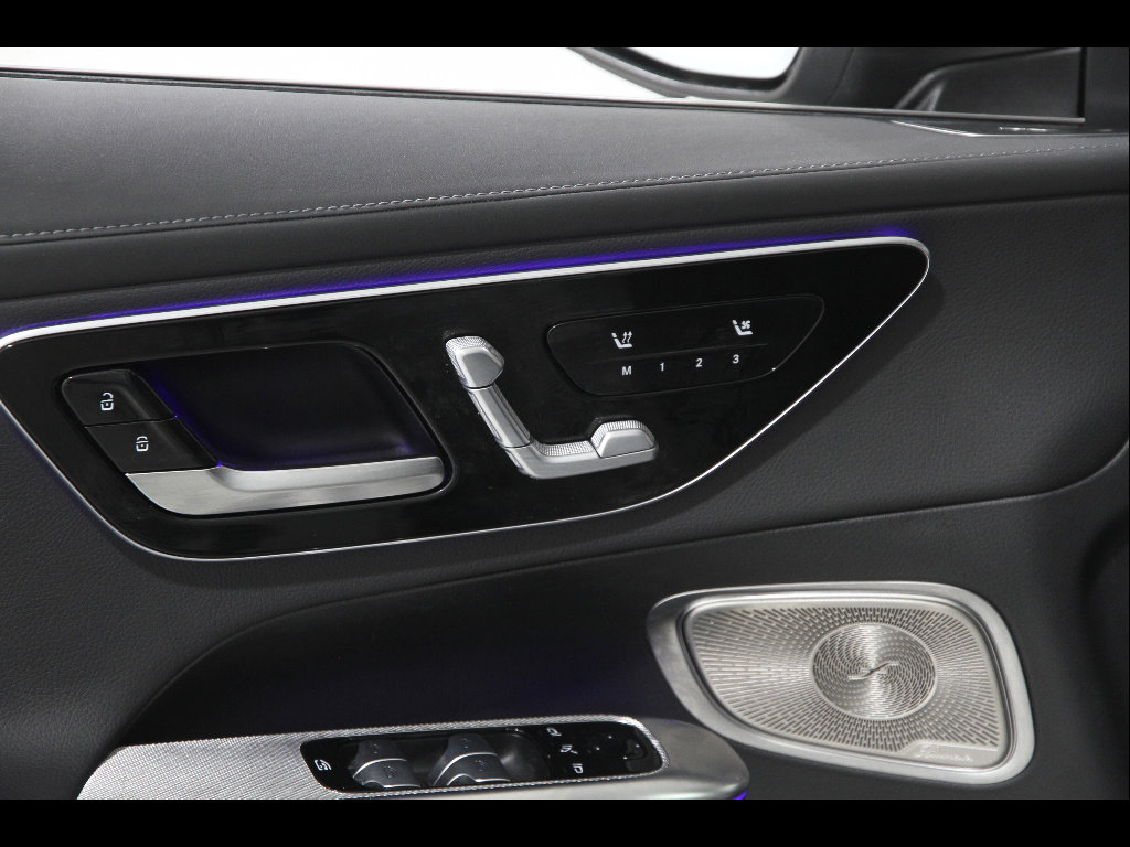 Used 2025 Mercedes-Benz GLC 350e 4MATIC image 5