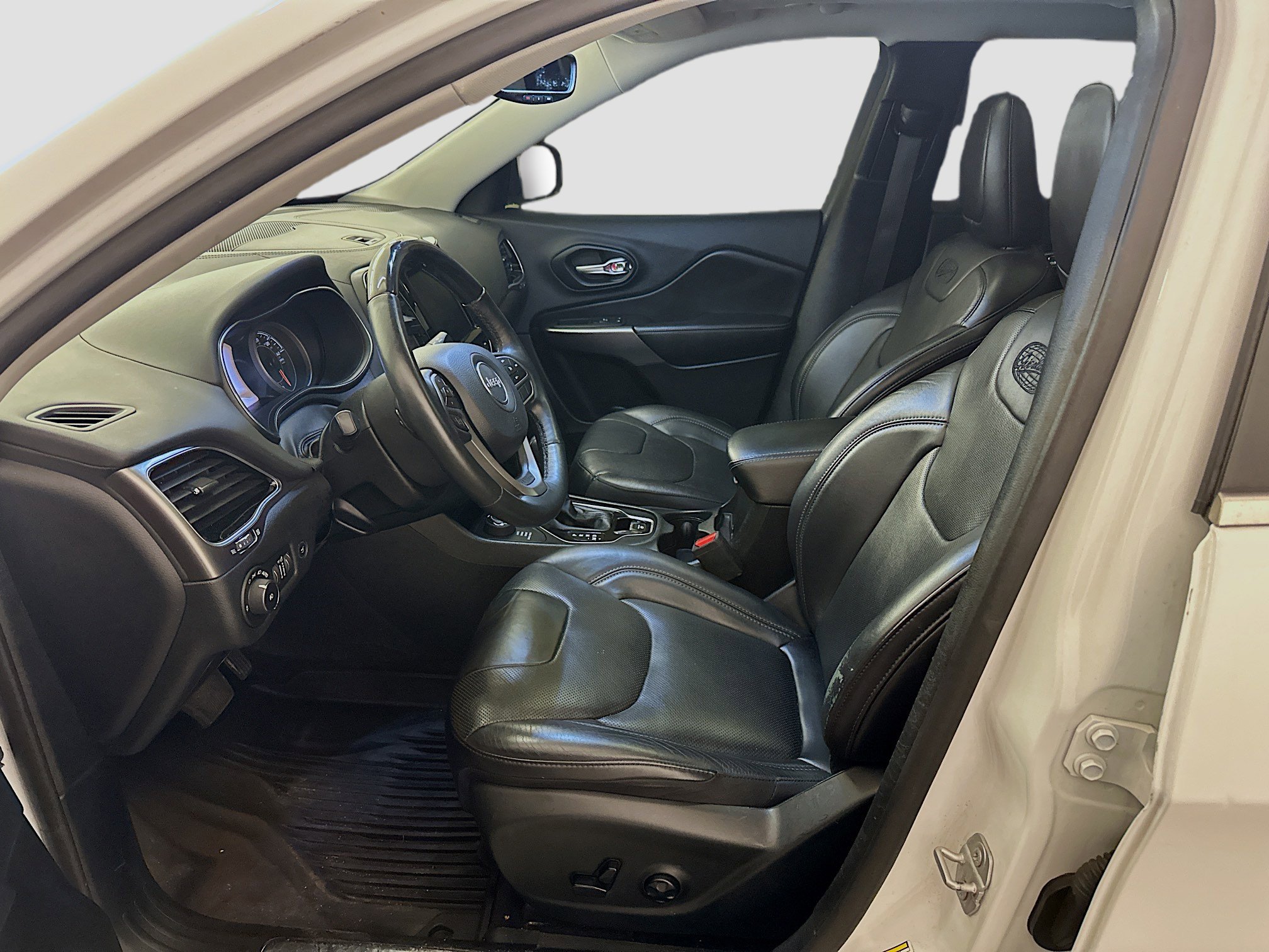 Used 2019 Jeep Cherokee Overland image 13