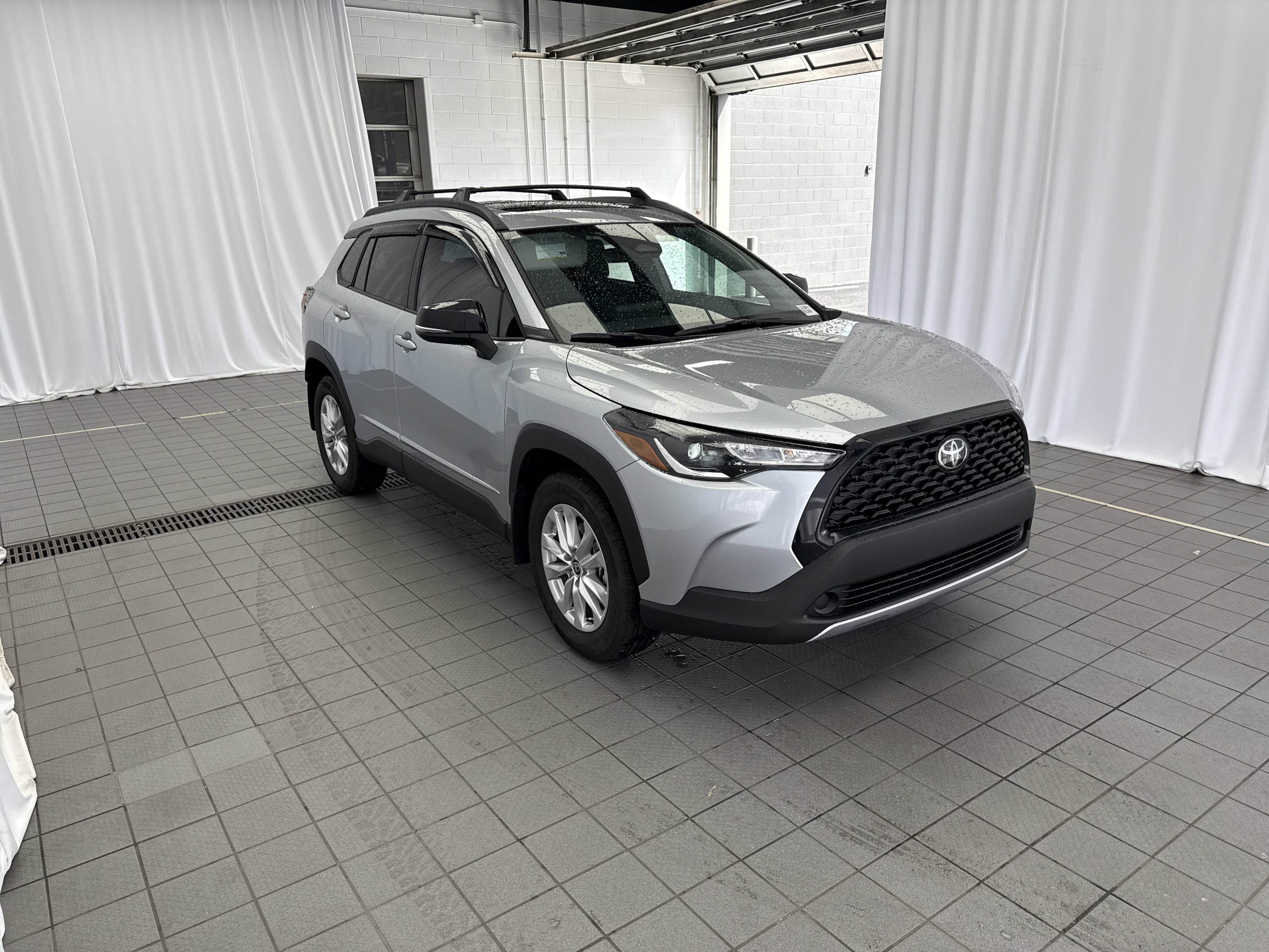 Used 2025 Toyota Corolla Cross LE image 3