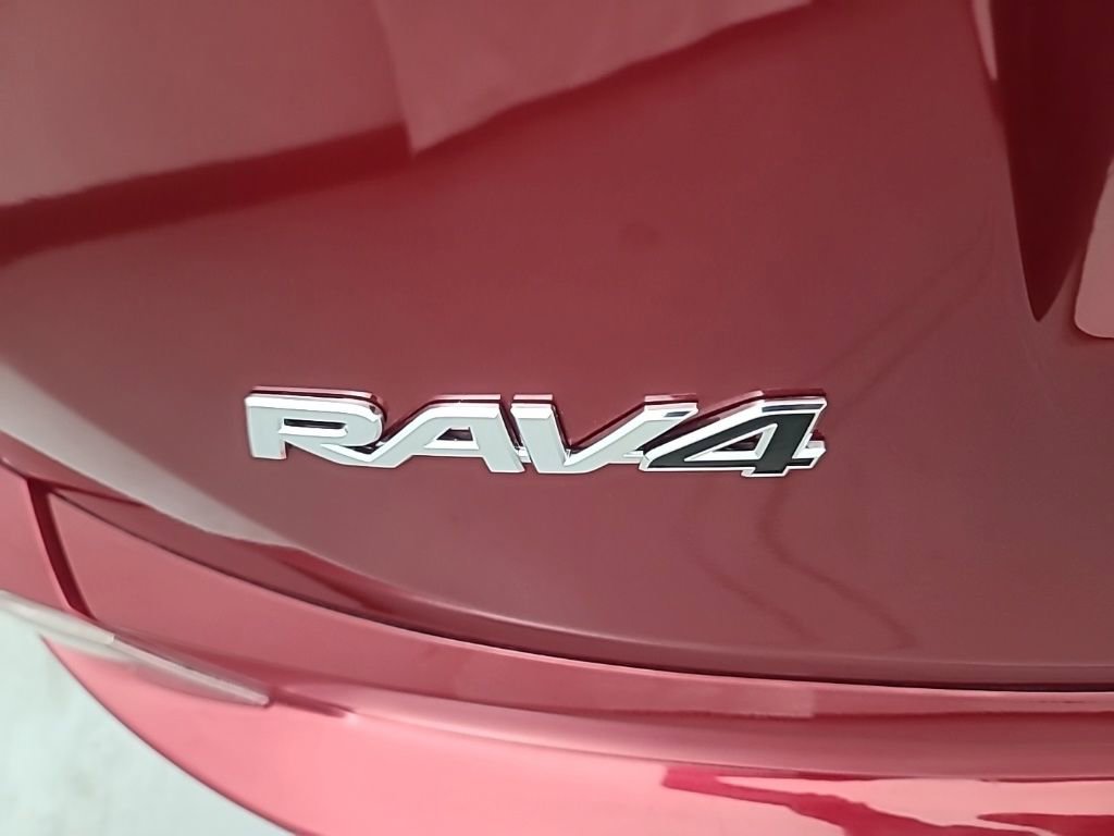 Used 2018 Toyota RAV4 LE image 10