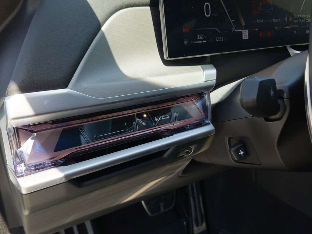 Used 2024 BMW 740i w/ Premium Package image 16