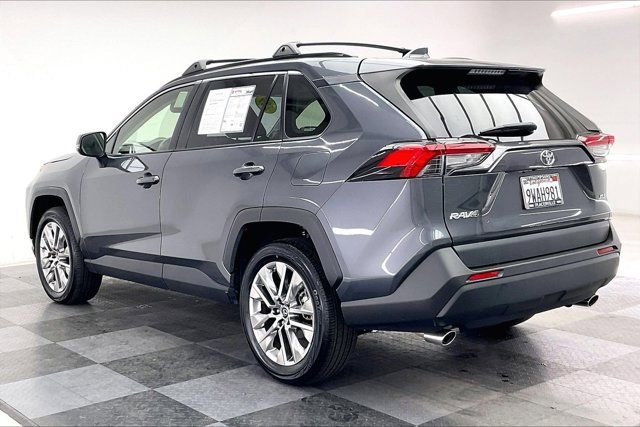 Used 2019 Toyota RAV4 XLE Premium w/ Cold Weather Package FWD image 10