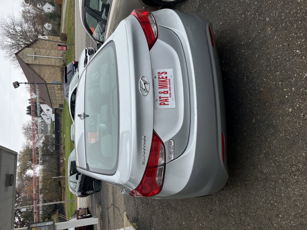 Used 2013 Hyundai Elantra GLS w/ Preferred Pkg image 2