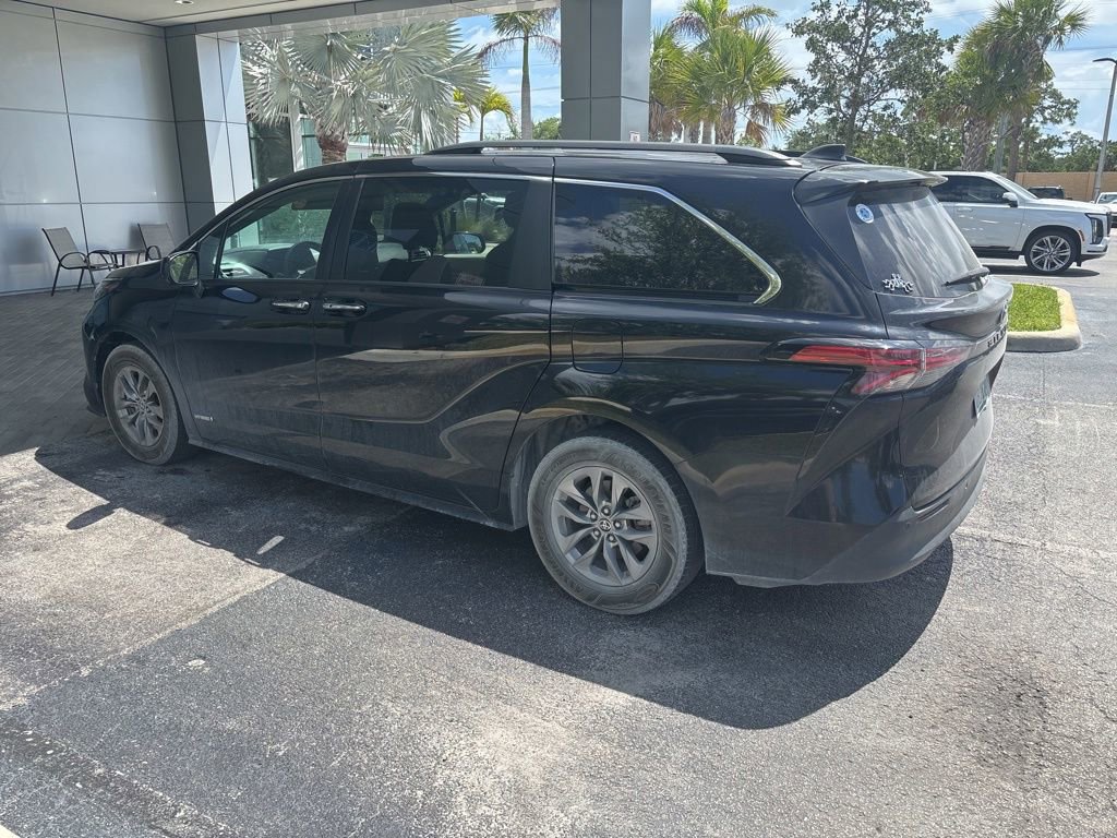Used 2021 Toyota Sienna XLE w/ XLE Plus Package FWD image 4