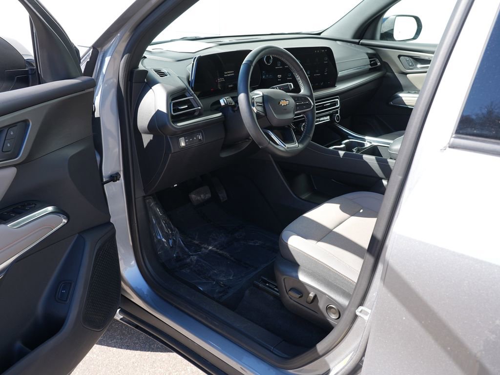 Used 2025 Chevrolet Traverse LT image 13