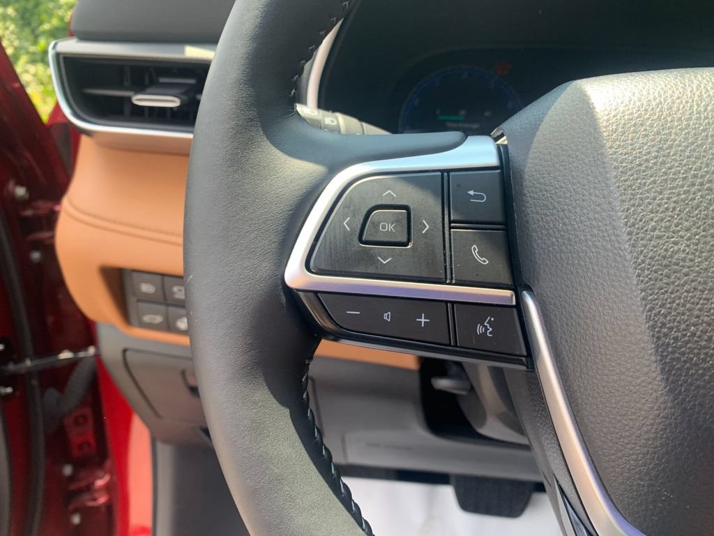 Used 2025 Toyota Highlander Platinum AWD/4WD image 30