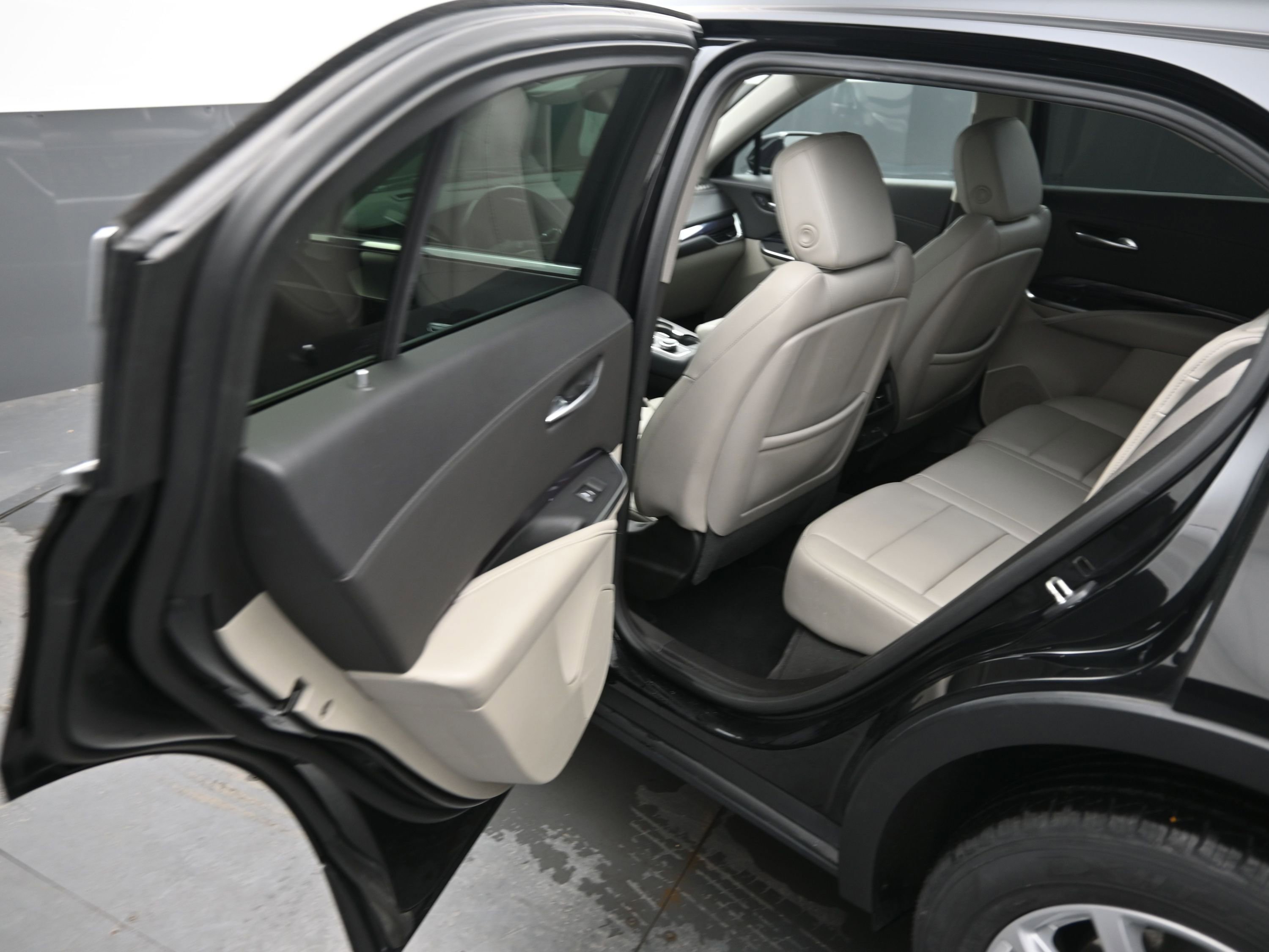 Used 2023 Cadillac XT4 Luxury w/ Cold Weather Package image 13