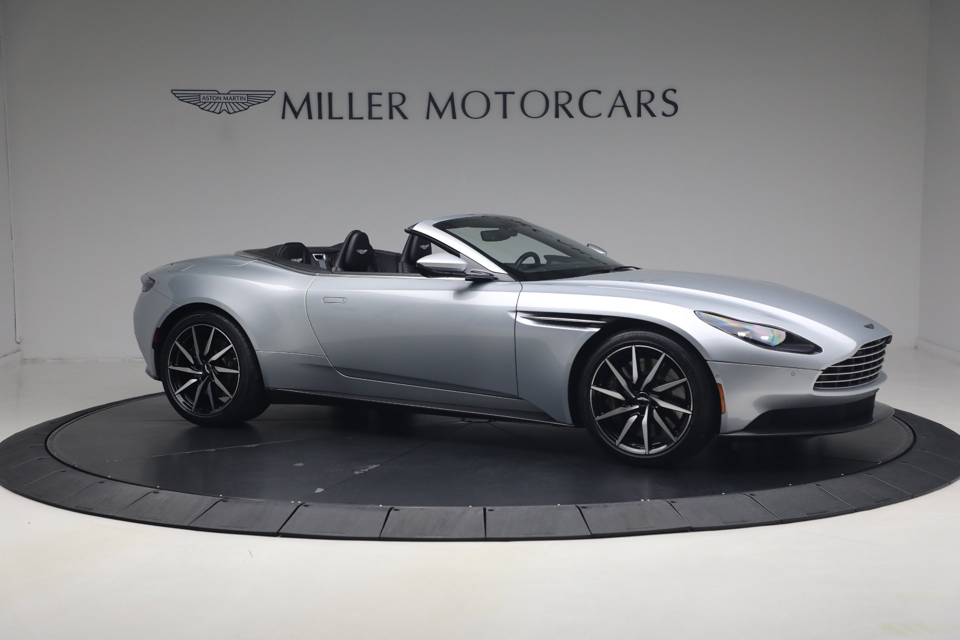 Used 2019 Aston Martin DB11 Volante RWD image 10