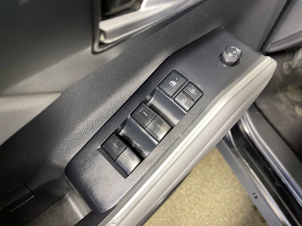 Used 2022 Toyota Highlander XLE AWD/4WD image 16