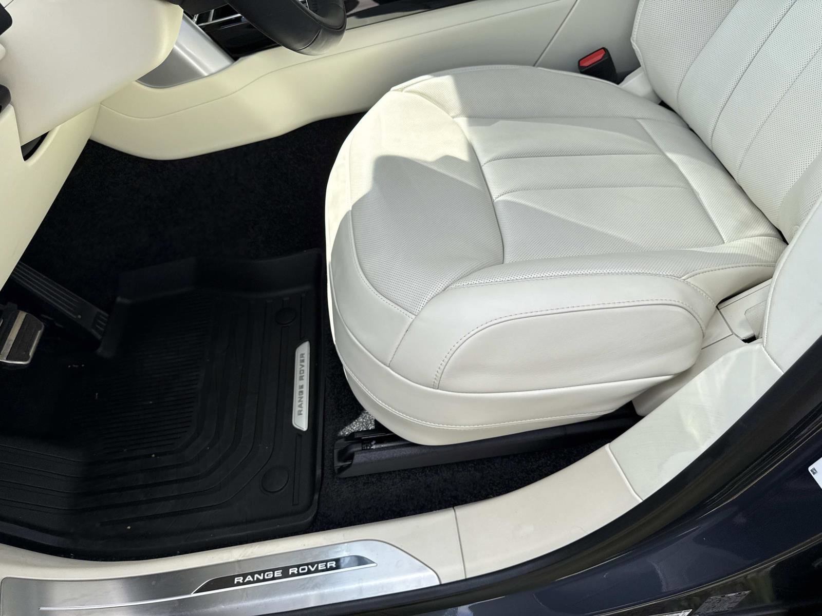 Used 2026 Land Rover Range Rover Long Wheelbase SE image 20