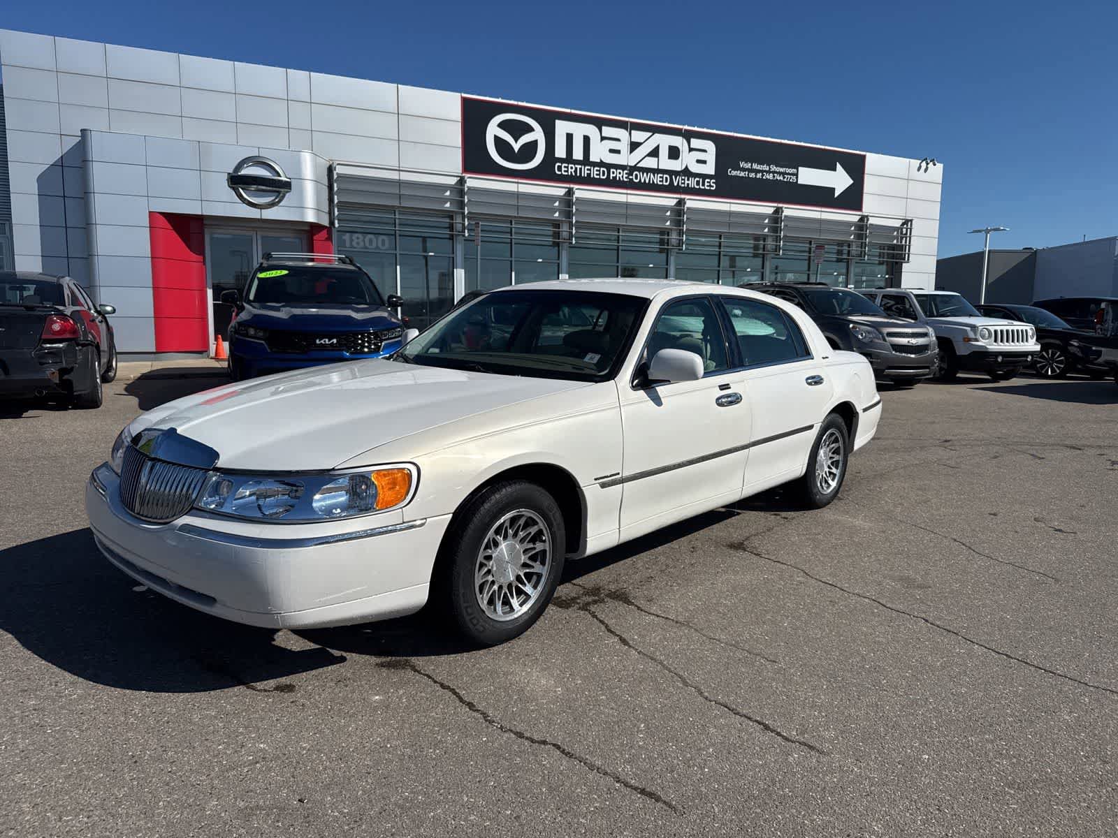 Used 2000 Lincoln Town Car Signature