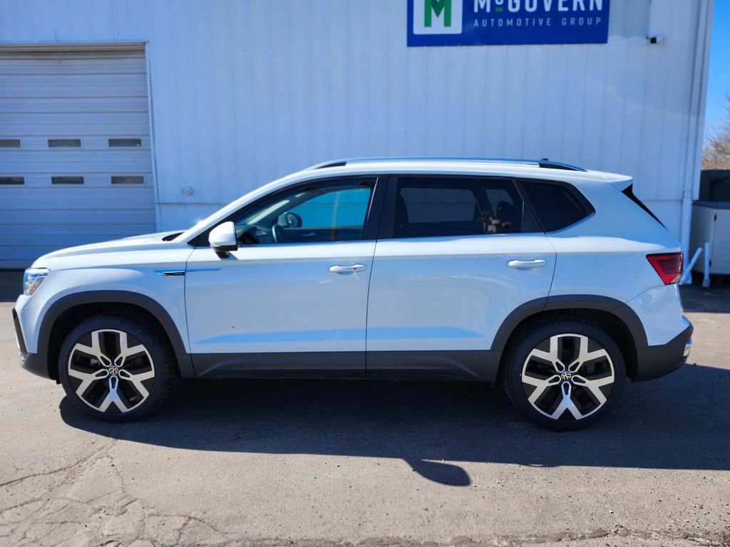 Used 2022 Volkswagen Taos SEL image 2