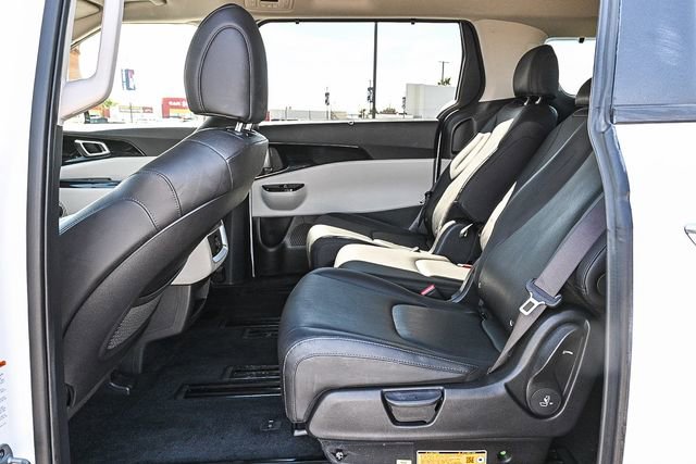 Used 2023 Kia Carnival EX image 19