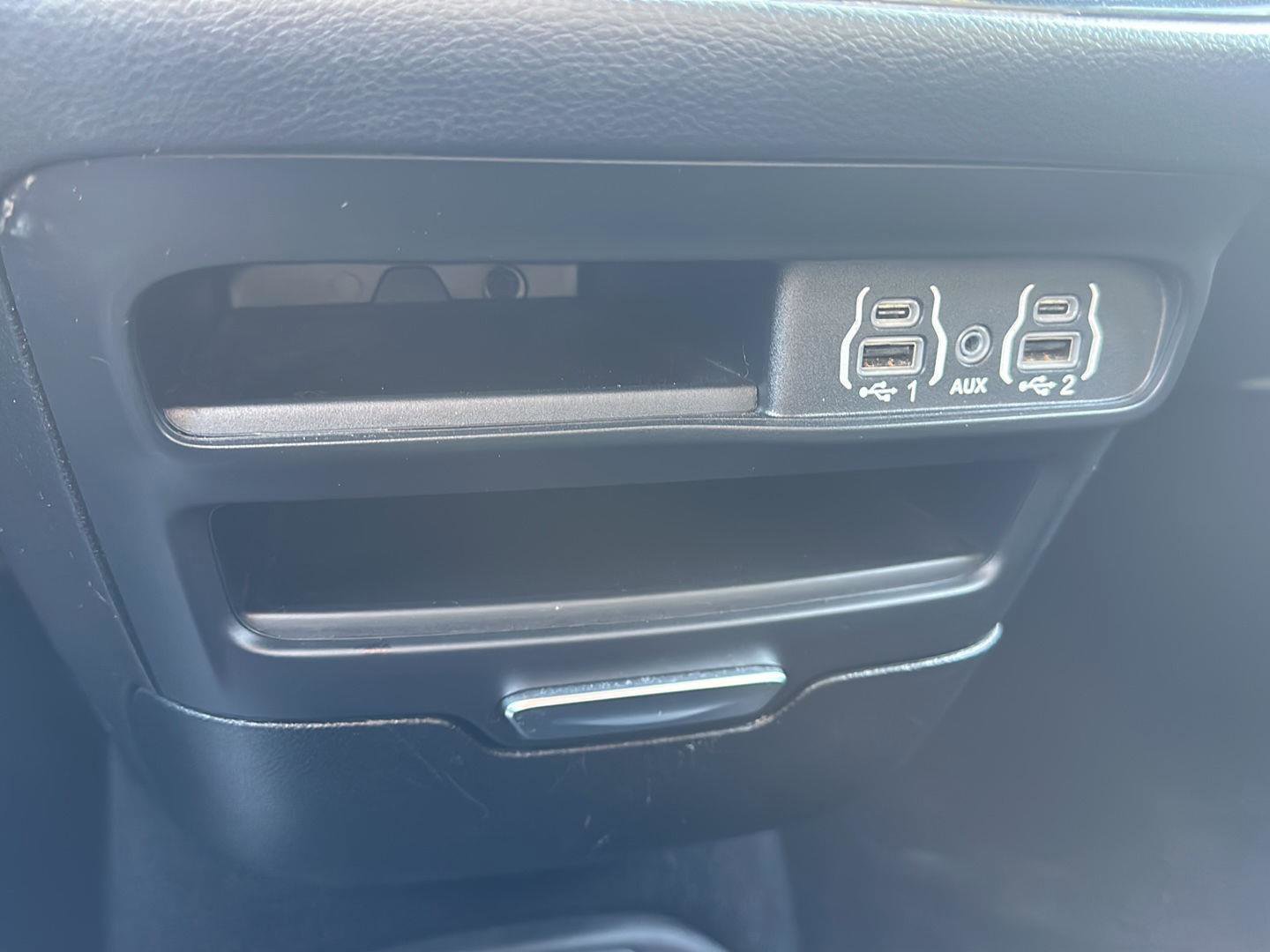 Used 2025 Chrysler Pacifica Select image 22