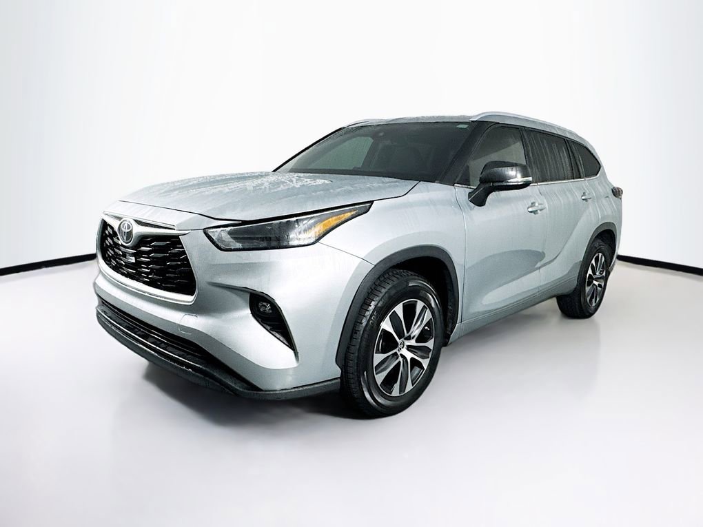 Used 2023 Toyota Highlander XLE image 3