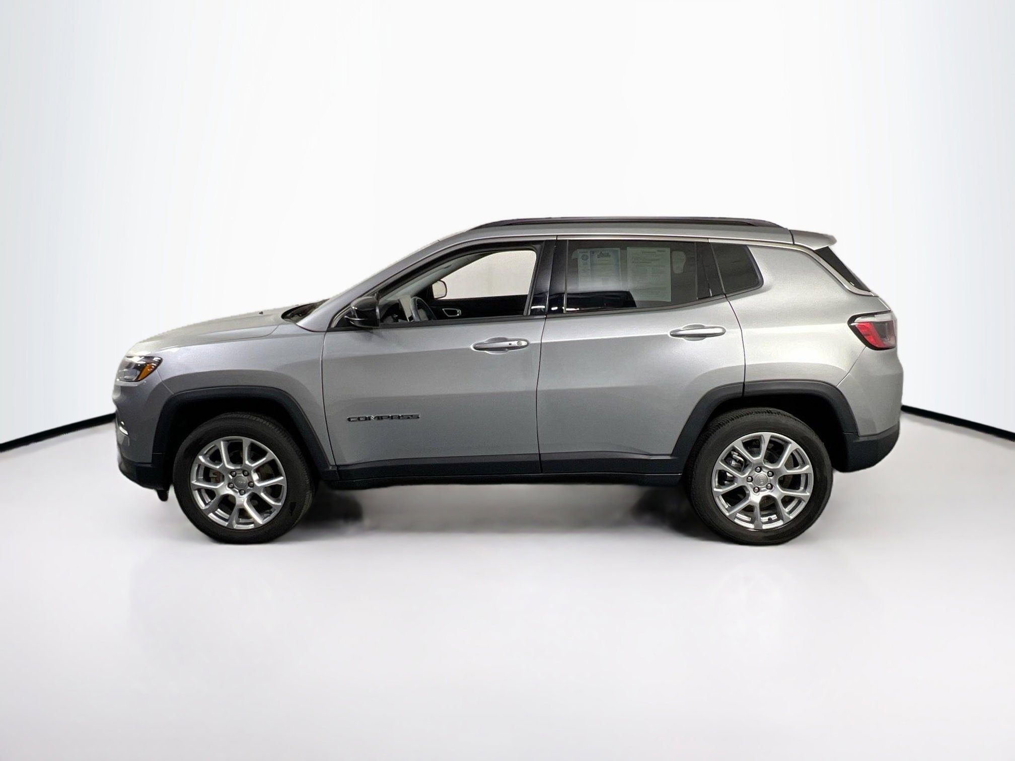Used 2022 Jeep Compass Latitude AWD/4WD image 8