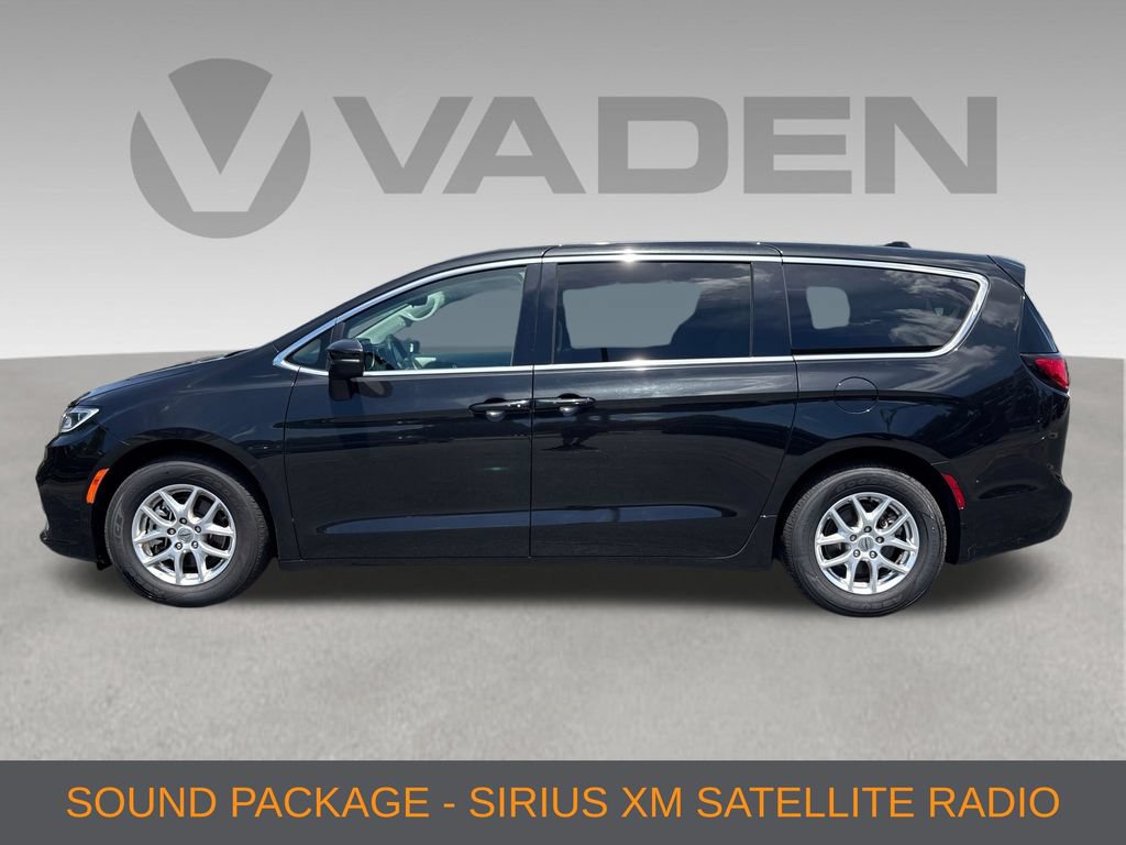 Used 2023 Chrysler Pacifica Touring-L FWD image 7