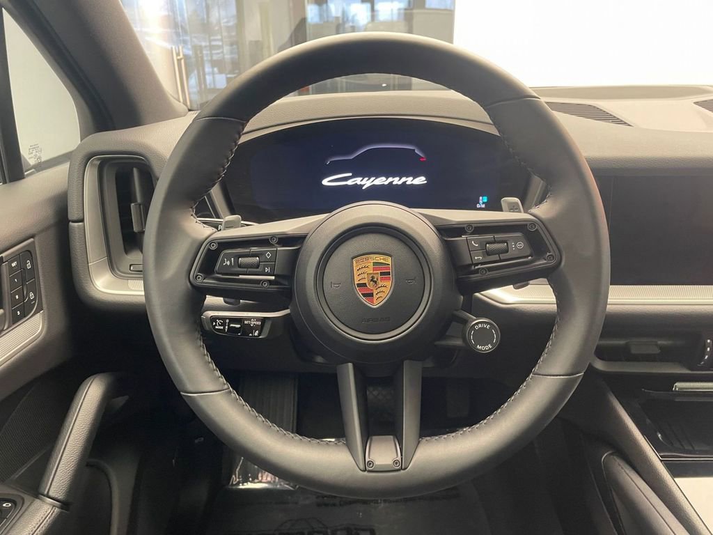 Used 2025 Porsche Cayenne image 11