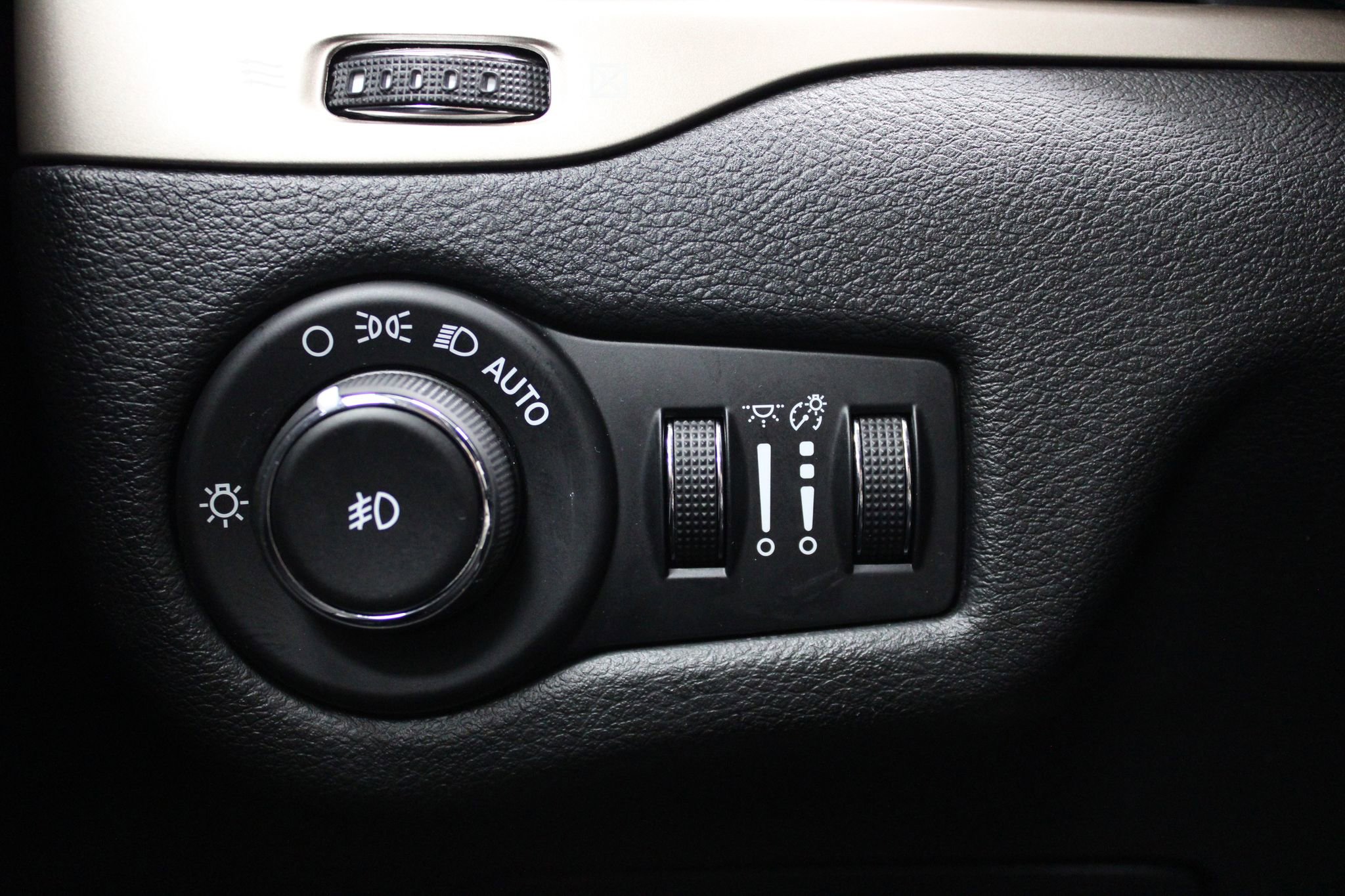 Used 2015 Jeep Cherokee Latitude image 35